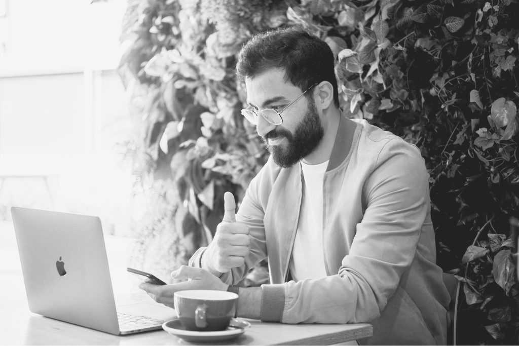Consultor comercial presentando informes de inteligencia comercial niubiq a un equipo de ventas